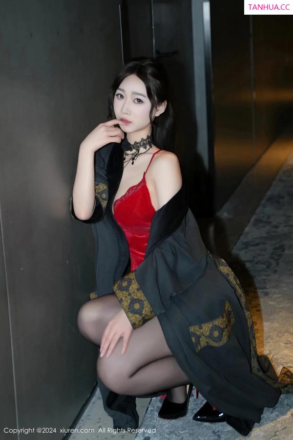  [XiuRen]高清写真图 2024.05.16 No.8547 软糖爱喝奶 黑丝美腿第14张图片